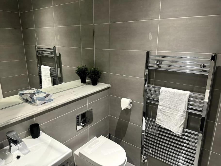 Luxury Oaks Suite, Free Private Parking, 2 Bed 2 Bathroom Apartment, Central Solihull Birmingham Buitenkant foto