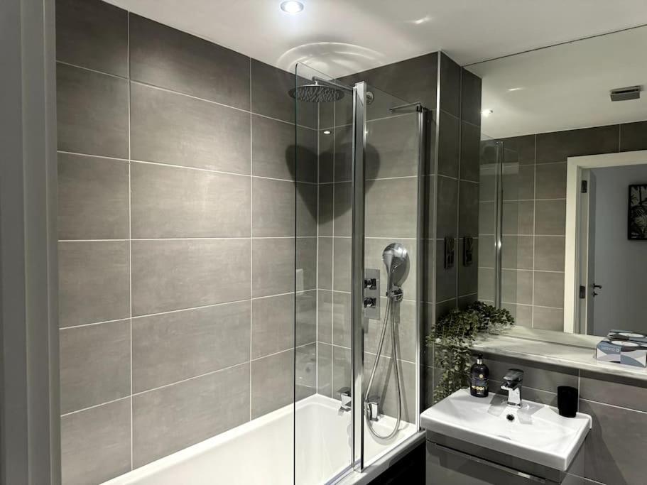 Luxury Oaks Suite, Free Private Parking, 2 Bed 2 Bathroom Apartment, Central Solihull Birmingham Buitenkant foto