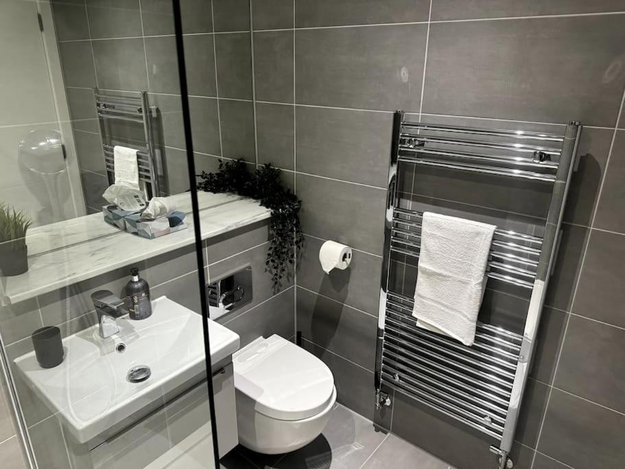 Luxury Oaks Suite, Free Private Parking, 2 Bed 2 Bathroom Apartment, Central Solihull Birmingham Buitenkant foto