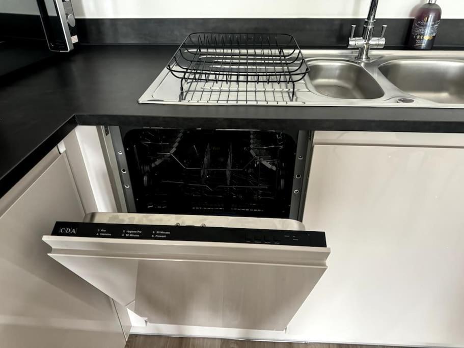 Luxury Oaks Suite, Free Private Parking, 2 Bed 2 Bathroom Apartment, Central Solihull Birmingham Buitenkant foto