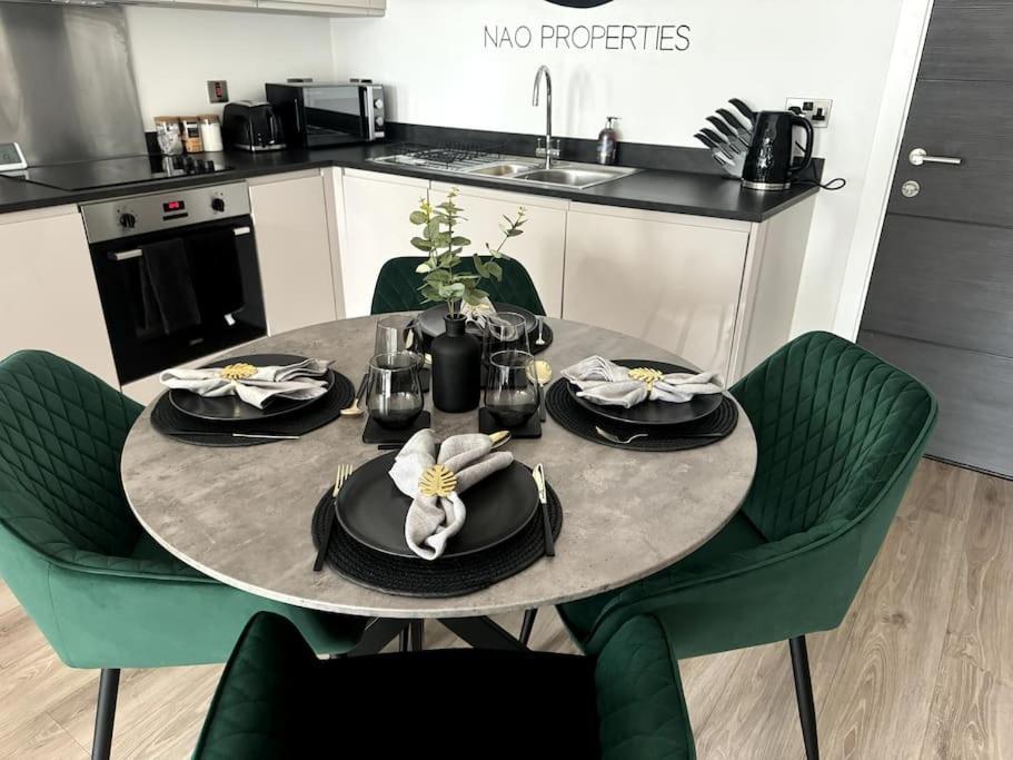 Luxury Oaks Suite, Free Private Parking, 2 Bed 2 Bathroom Apartment, Central Solihull Birmingham Buitenkant foto