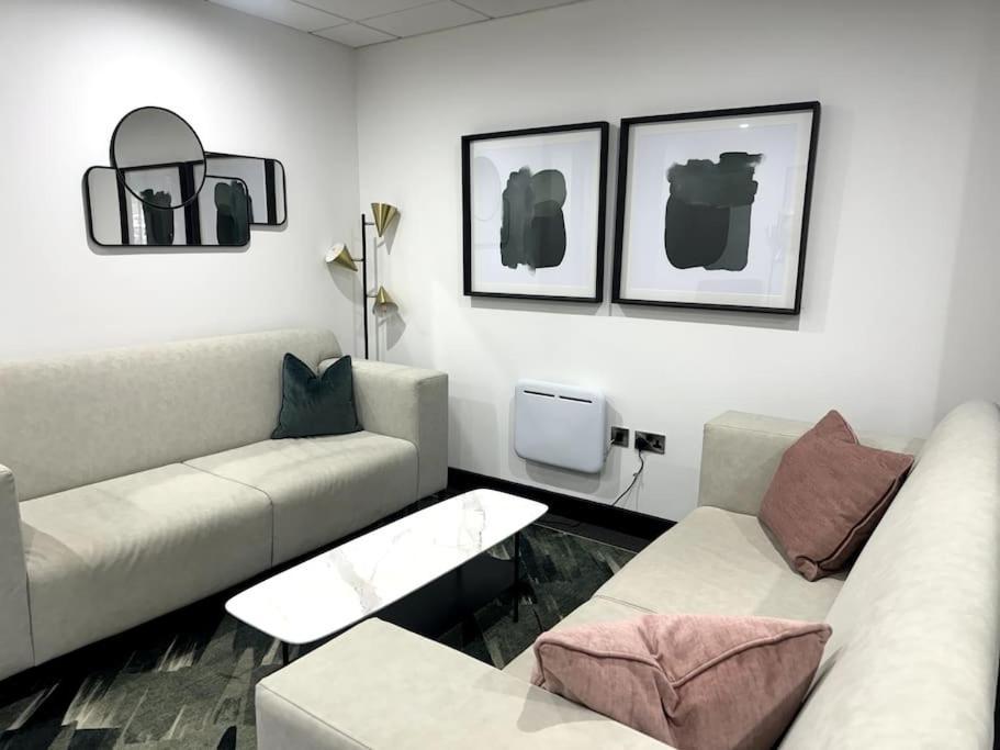 Luxury Oaks Suite, Free Private Parking, 2 Bed 2 Bathroom Apartment, Central Solihull Birmingham Buitenkant foto
